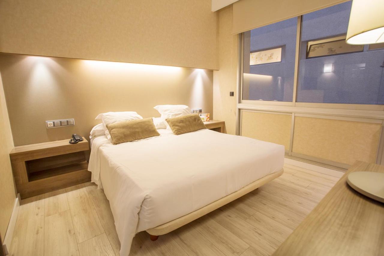 อพาร์ตโฮเต็ลซิลเวอร์ Hotel บาร์เซโลนา ภายนอก รูปภาพ